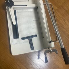 裁断機  縦53cm 横39cm 重さ17kg 無料 西新宿
