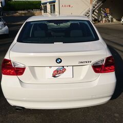 【金利０円・自社ローン】ＢＭＷ ３２０ｉ ＥＴＣ　アルミホイール　ＨＩＤ　ＡＴ　ミュージックプレイヤー接続可　ＣＤ　パワーシート　スマートキー　電動格納ミラー　盗難防止システム　ＡＢＳ　エアコン　パワーステアリング　パワーウィンドウの画像