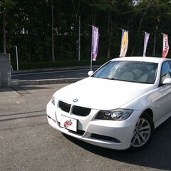 【金利０円・自社ローン】ＢＭＷ ３２０ｉ ＥＴＣ　アルミホイール　ＨＩＤ　ＡＴ　ミュージックプレイヤー接続可　ＣＤ　パワーシート　スマートキー　電動格納ミラー　盗難防止システム　ＡＢＳ　エアコン　パワーステアリング　パワーウィンドウの画像