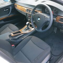 【金利０円・自社ローン】ＢＭＷ ３２０ｉ ＥＴＣ　アルミホイール　ＨＩＤ　ＡＴ　ミュージックプレイヤー接続可　ＣＤ　パワーシート　スマートキー　電動格納ミラー　盗難防止システム　ＡＢＳ　エアコン　パワーステアリング　パワーウィンドウの画像