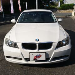 【金利０円・自社ローン】ＢＭＷ ３２０ｉ ＥＴＣ　アルミホイール　ＨＩＤ　ＡＴ　ミュージックプレイヤー接続可　ＣＤ　パワーシート　スマートキー　電動格納ミラー　盗難防止システム　ＡＢＳ　エアコン　パワーステアリング　パワーウィンドウの画像