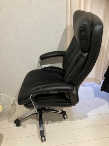 お話し中　　パソコン＋パソコンデスク＋チェア