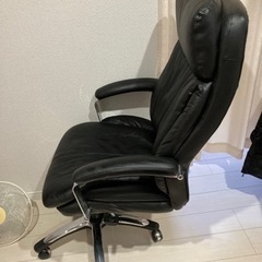 お話し中　　パソコン＋パソコンデスク＋チェアの画像