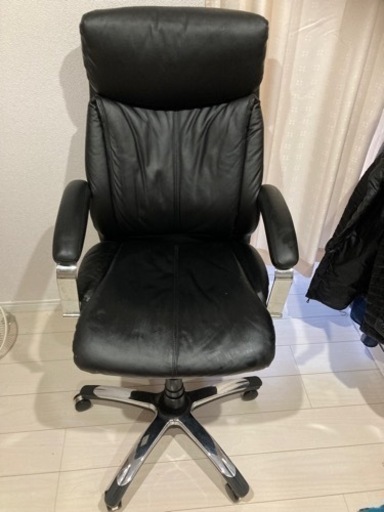お話し中　　パソコン＋パソコンデスク＋チェア