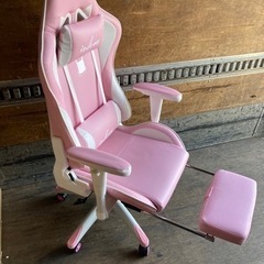● ゲーミングチェア、足置き付きの画像