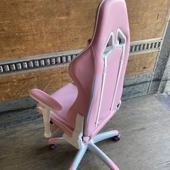 ● ゲーミングチェア、足置き付きの画像