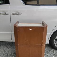 無料でさしあげます。講演台です。使用感があります。