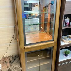暖かいオレンジライト照明のコレクションラック！