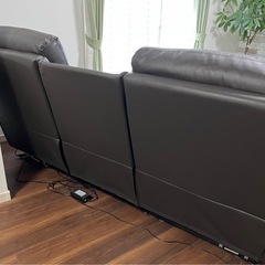 【ニトリ】電動リクライニングソファー　テーブル付3人掛け  合成皮革  ダークブラウンの画像