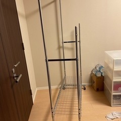 ハンガーラック。一部部品がありません。無料であげます。の画像