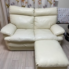 アイボリー　オットマン付きソファの画像