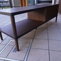 人気のkarimoku60(カリモク60+) TVボードです。レトロでスッキリしたデザインが圧迫感もなく2人暮らしなどにもおススメのローボード♪男前インテリアにぴったりなシンプルなテレビ台です！CA209の画像
