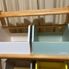 【1月21日まで最終値引】木のおもちゃ収納用ラック（大和屋）と木の幼児用机&椅子の画像