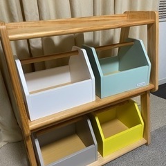 【1月21日まで最終値引】木のおもちゃ収納用ラック（大和屋）と木の幼児用机&椅子の画像
