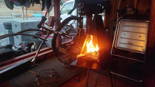 屋外用暖炉 焚き火台 アウトドア 薪ストーブ 愛知県豊橋～発送 佐川急便ラージ便 240サイズ 着払いか引取。 燃焼テスト済