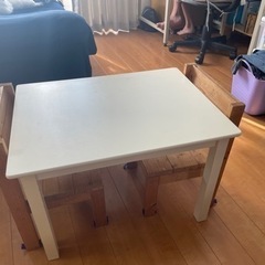 値下げしました。小さな白テーブルと手作り椅子二脚の画像