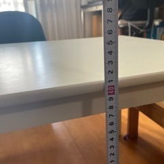 値下げしました。小さな白テーブルと手作り椅子二脚の画像