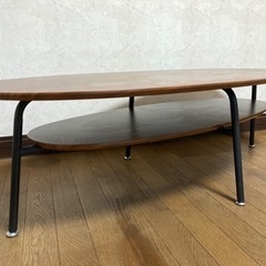 スタイリッシュな楕円テーブルの画像