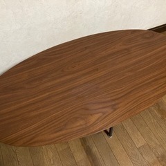 スタイリッシュな楕円テーブルの画像