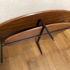 スタイリッシュな楕円テーブルの画像