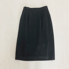 イヴサンローラン黒膝丈スカートゴルチエディオールバレンシアガバドルガバイッセイプラダバーバリーグッチラルフセオリーエポカタイトの画像
