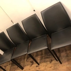 合皮のスタッキングチェアーです。