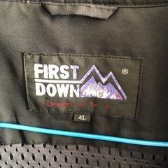 黒のFIRST DOWNのジャンパーの画像