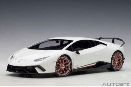 新品オートアート1/18 ランボルギーニ ペルフォマンテ ホワイト