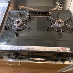 ダブルガスコンロと椅子セットの画像