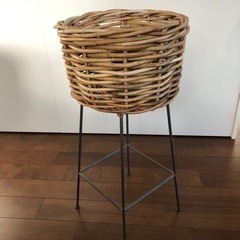 アンティークスチール脚付きバスケット