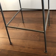 アンティークスチール脚付きバスケットの画像