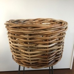 アンティークスチール脚付きバスケットの画像