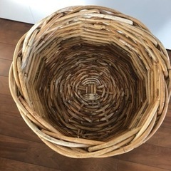 アンティークスチール脚付きバスケットの画像