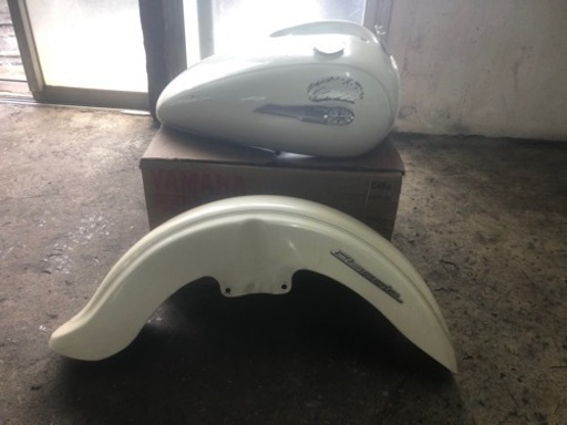 ドラッグスターのタンクとフロントフェンダー