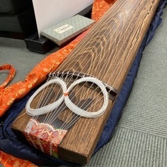 🎶和楽器 琴 猫脚 琴柱 ケース付き 弦楽器 舌絵柄 花 和柄 ...