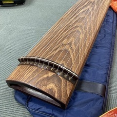 🎶和楽器 琴 猫脚 琴柱 ケース付き 弦楽器 舌絵柄 花 和柄 箏 メーカー不明🎵の画像