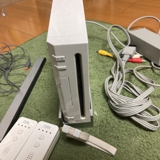 ニンテンドーwii 本体　コントローラー２つ