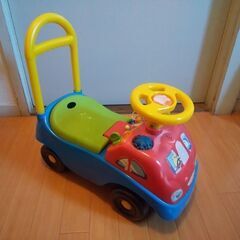足けり乗用玩具　子ども用　車　おさがりです　見た目古いです　正常...