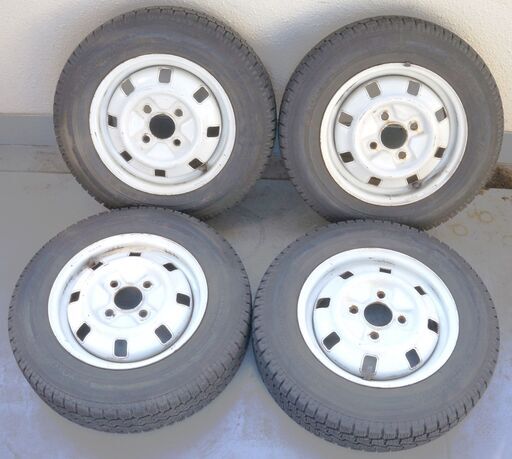 スタッドレスタイヤ/ホイール 4本セット 汎用スチールホイール です。