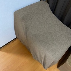 ソファーのオットマンカバー付き