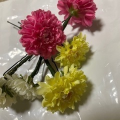 3色の造花とＵピンで作りました。