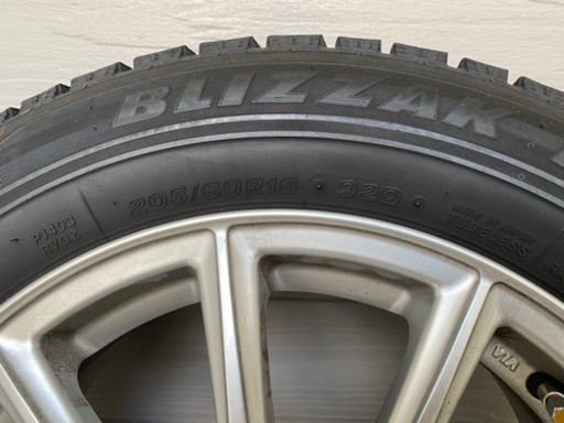 タイヤー205/60R16