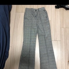 グレーのチェックパンツ