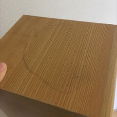細い本棚の画像