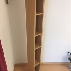 細い本棚の画像