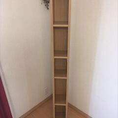 細い本棚の画像