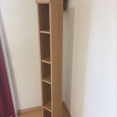 細い本棚