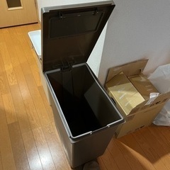 ゴミ箱二つあげますの画像