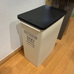 ゴミ箱二つあげますの画像