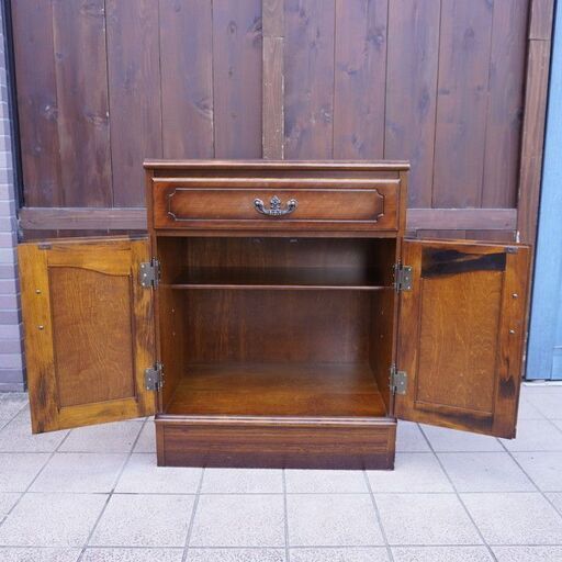 Karimoku(カリモク家具)の人気シリーズCOLONIAL(コロニアル)のQC1905 キャビネット/木扉です。アメリカンカントリースタイルのクラシカルなサイドボードはお部屋を上品な空間に♪CA231